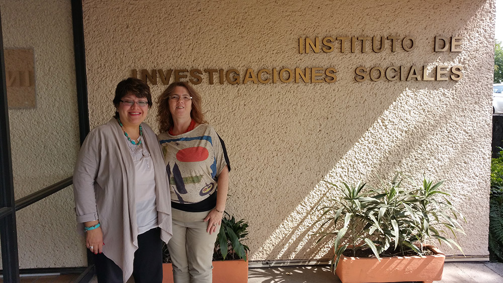 Mónica Roqué junto a la Dra. Verónica Montes de Oca, directora del Seminario Universitario sobre Envejecimiento y Vejez.