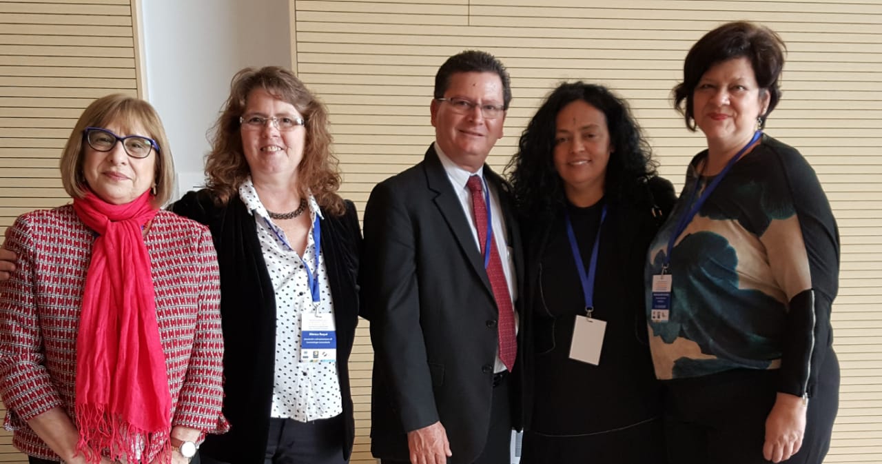 La Dra. Mónica Roqué junto a Rosa Kornfeld, experta independiente de las Naciones Unidad sobre el disfrute de los derechos humanos de las personas mayores; Marvin Rodríguez Cordero, vicepresidente segundo de Costa Rica; Adriana Rovira, Directora de Instituto Nacional de Personas Mayores de Uruguay y Jenifer Soundy, Directora de Personas Mayores de El Salvador.